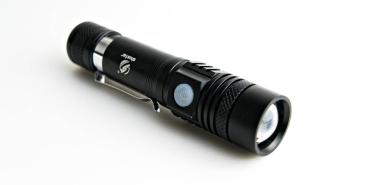 Led Taschenlampe schwarz T6 zoombar IP65 Alu USB C 18650 Lithium Akku